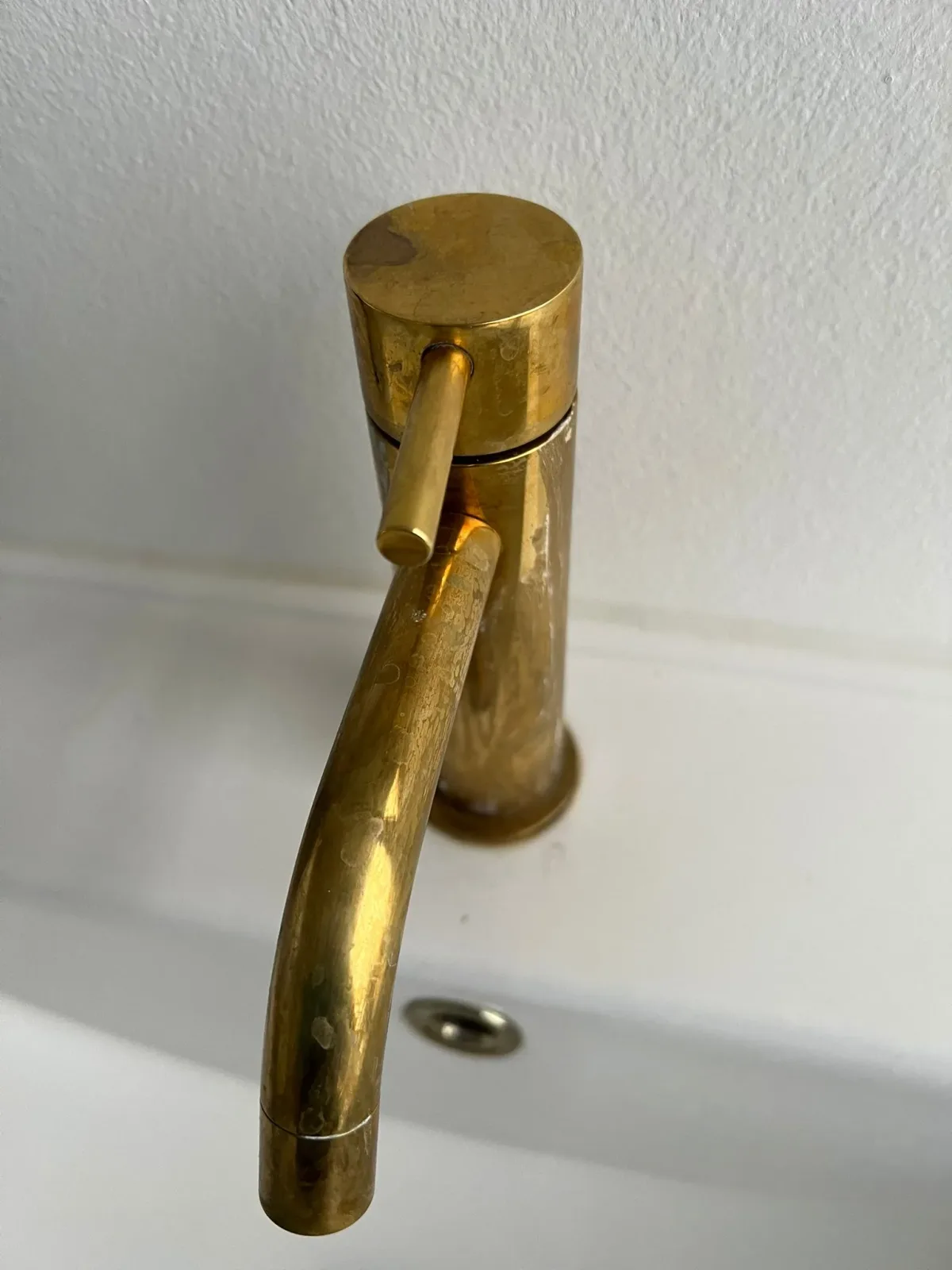 Messingarmatur med kalk, vandpletter og oxidering før polering