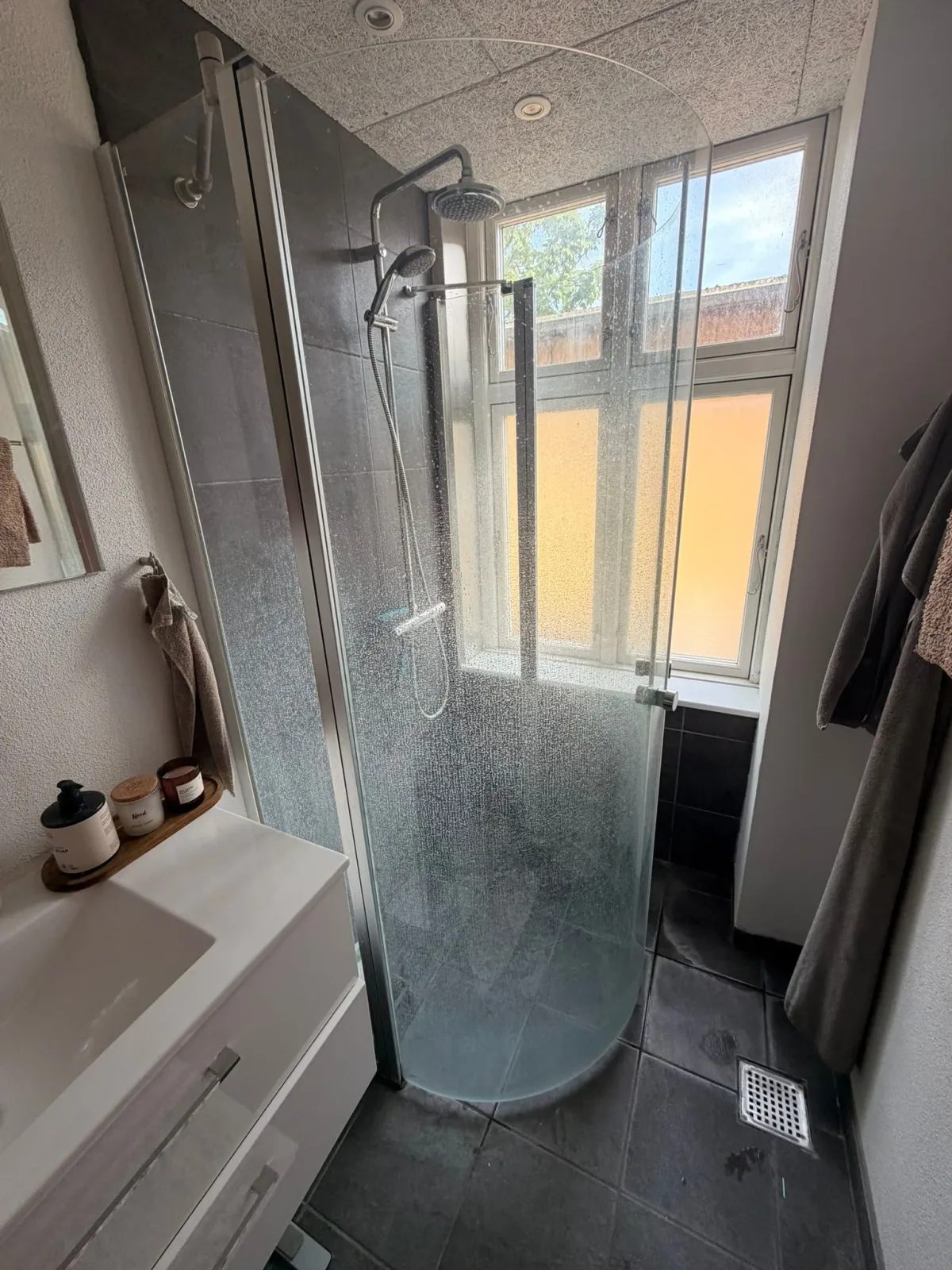 Bruseglas med tunge kalkrester før afkalkning